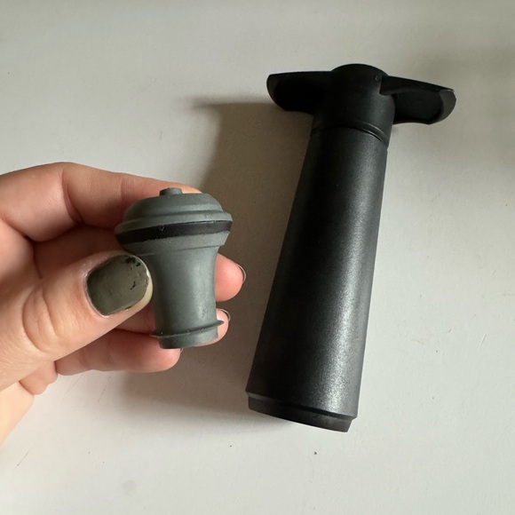 VacuVin Wine Saver Pump plus one wine stopper - Picture 2 of 4